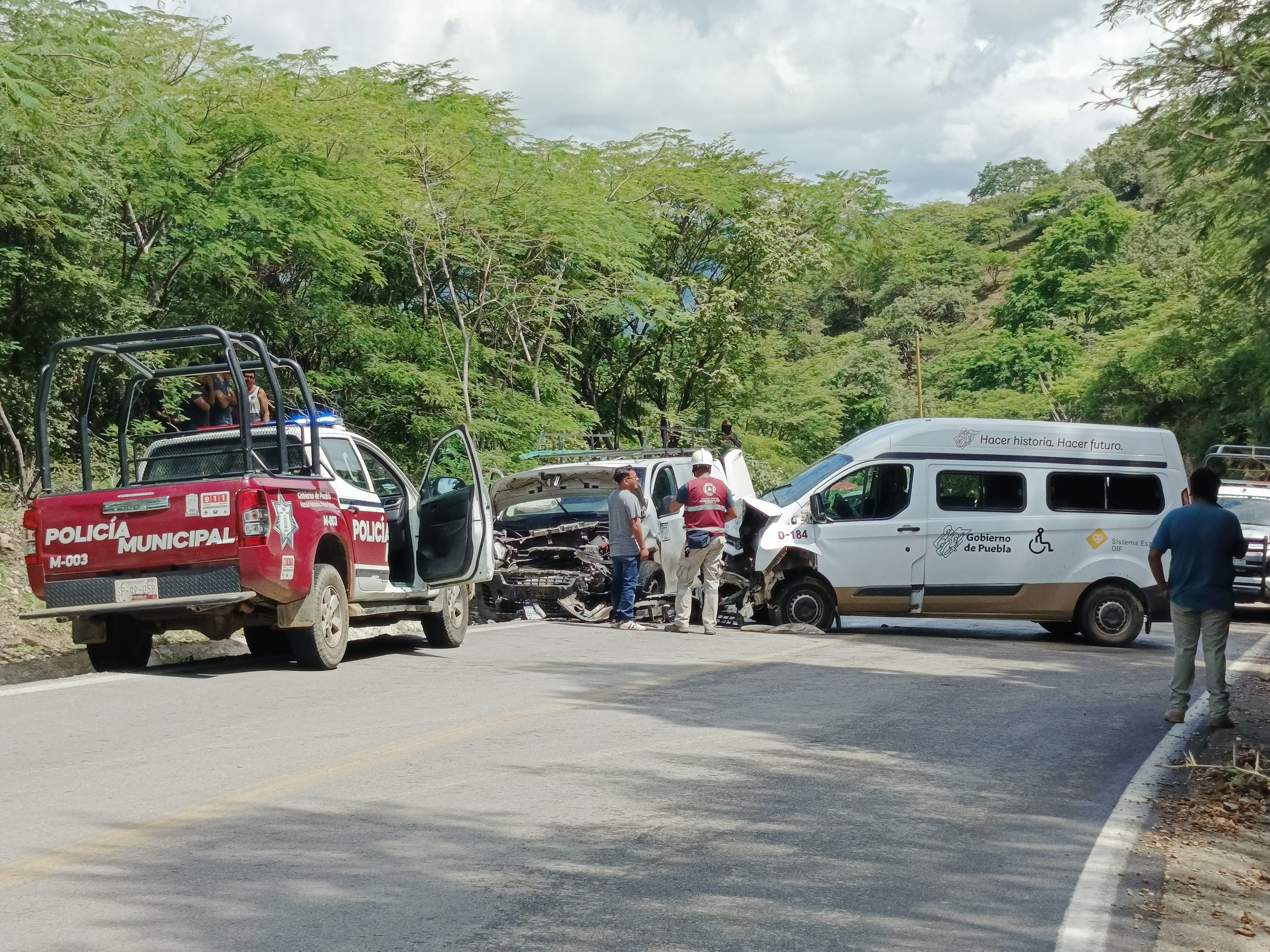 Choca camioneta del DIF estatal en la zona de Epatlán 