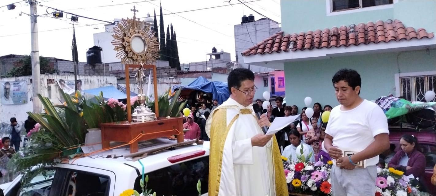 Sacerdote de Atlixco pide a familias de migrantes invertir bien sus remesas