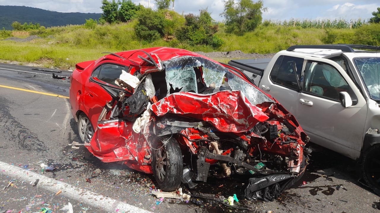 Tras brutal choque mueren dos hombres en la autopista Siglo XXI