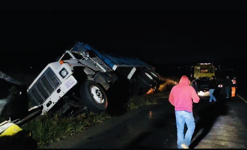 Vuelca torton cargado de naranjas y sandías en la autopista siglo XXI 