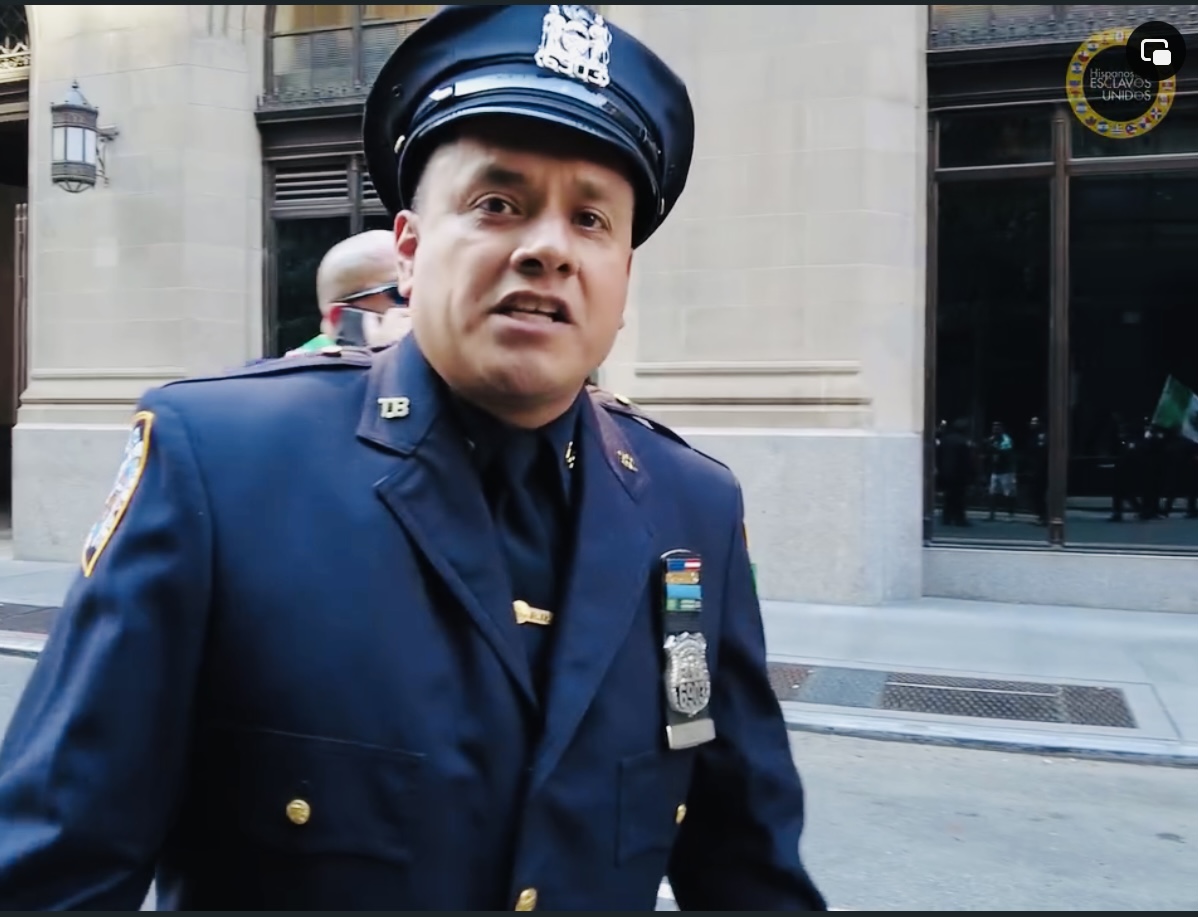 VIDEO Oficiales de la policía de Nueva York muestran orgullosos raíces atlixquenses y mixtecas