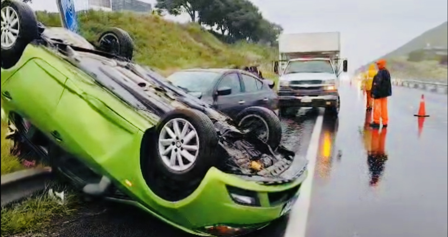 Lluvia provoca accidente a par de mujeres en la vía Atlixcáyotl