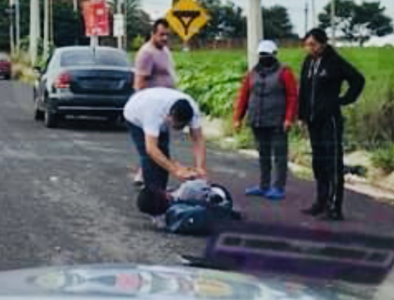 Menor de edad choca con su motocicleta contra auto en Atlixco