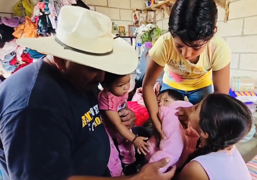 Niñas huérfanas de Huaquechula reciben ayuda de migrantes y de familias de Atlixco e Izúcar