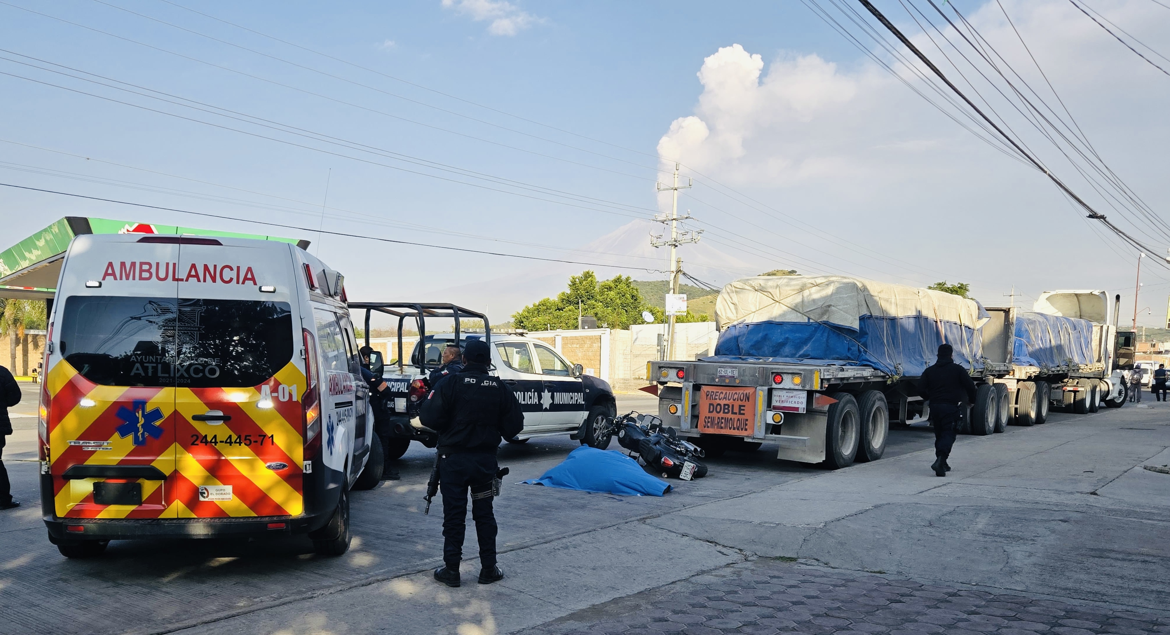 Biker apodado El Lobo se estrella contra tráiler y muere en Atlixco