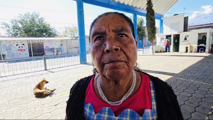 Denuncia mujer indígena presunta estafa de sucursal de banco Azteca en Atlixco