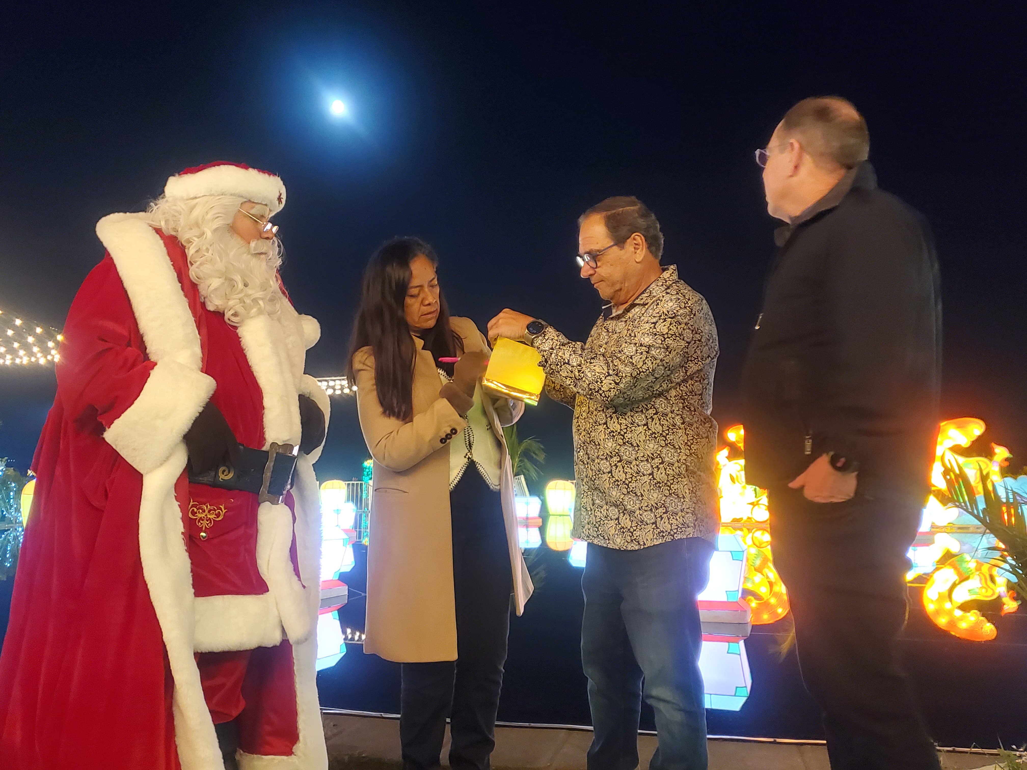 Miles de atlixquenses reciben a Santa Claus y a la navidad en el Brilla Fest