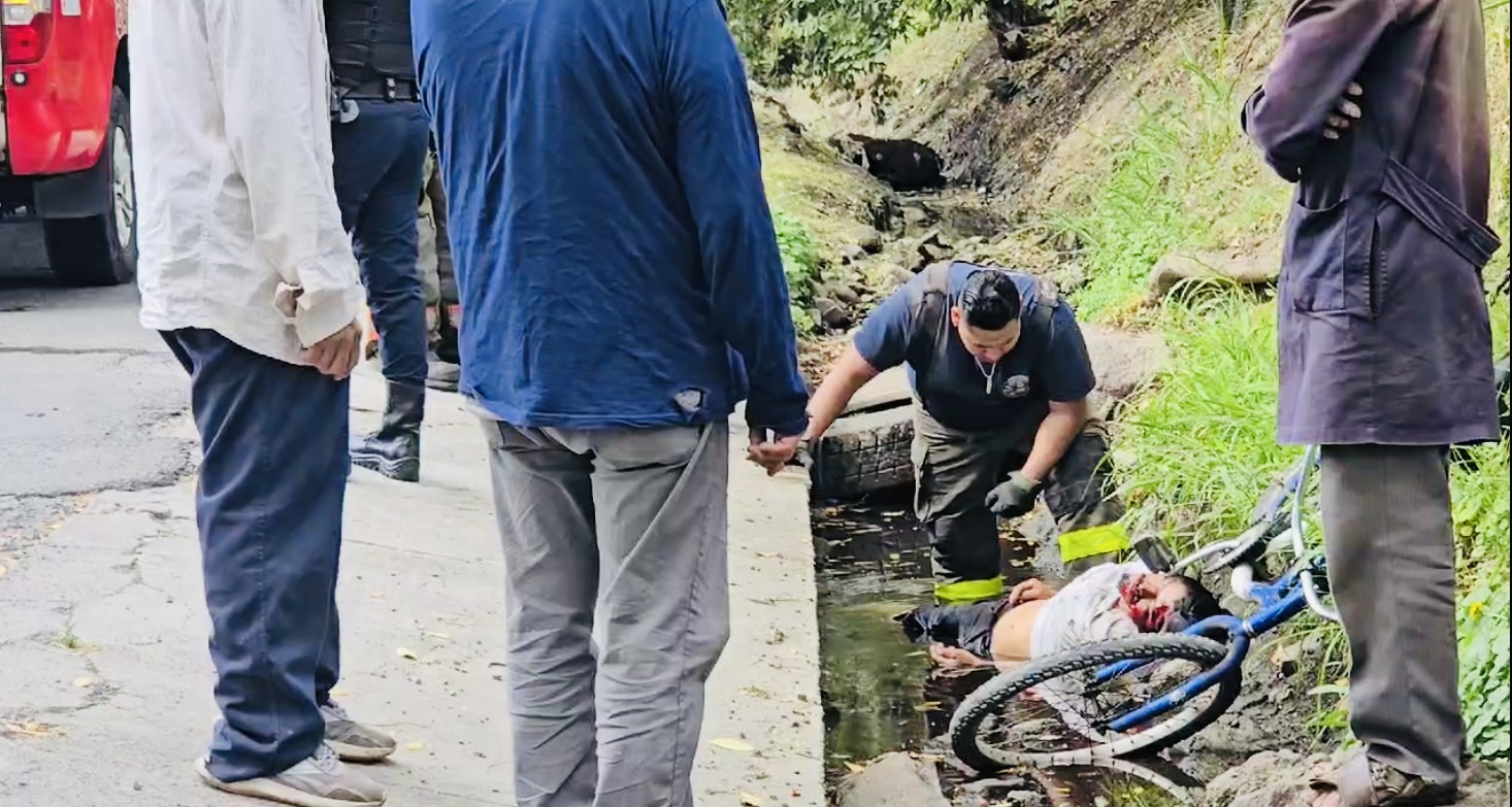 En Atlixco confunden a ciclista lesionado con un cadáver 