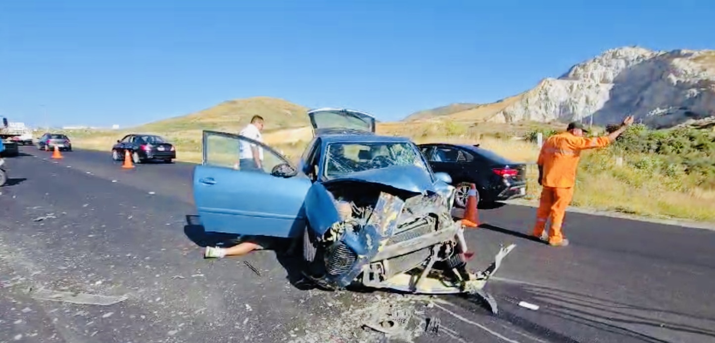 Ebrio conductor  choca de frente contra camioneta en la vía Atlixcáyotl