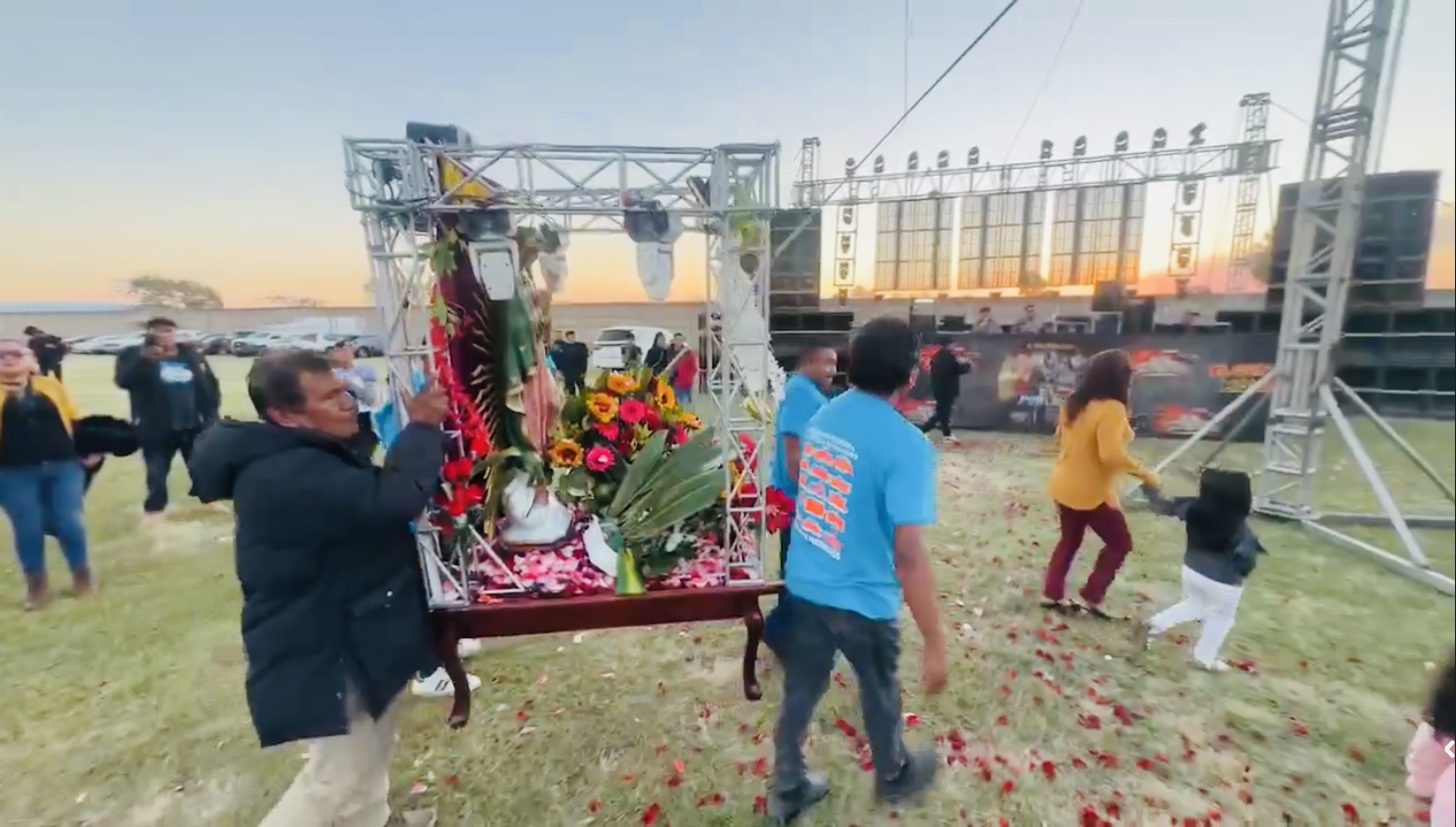 Sonideros de Atlixco realizan peregrinación de agradecimiento a la virgen de Guadalupe