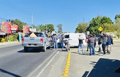 Accidente en Atlixco por descompostura de semáforo dejan a menor de edad lesionada