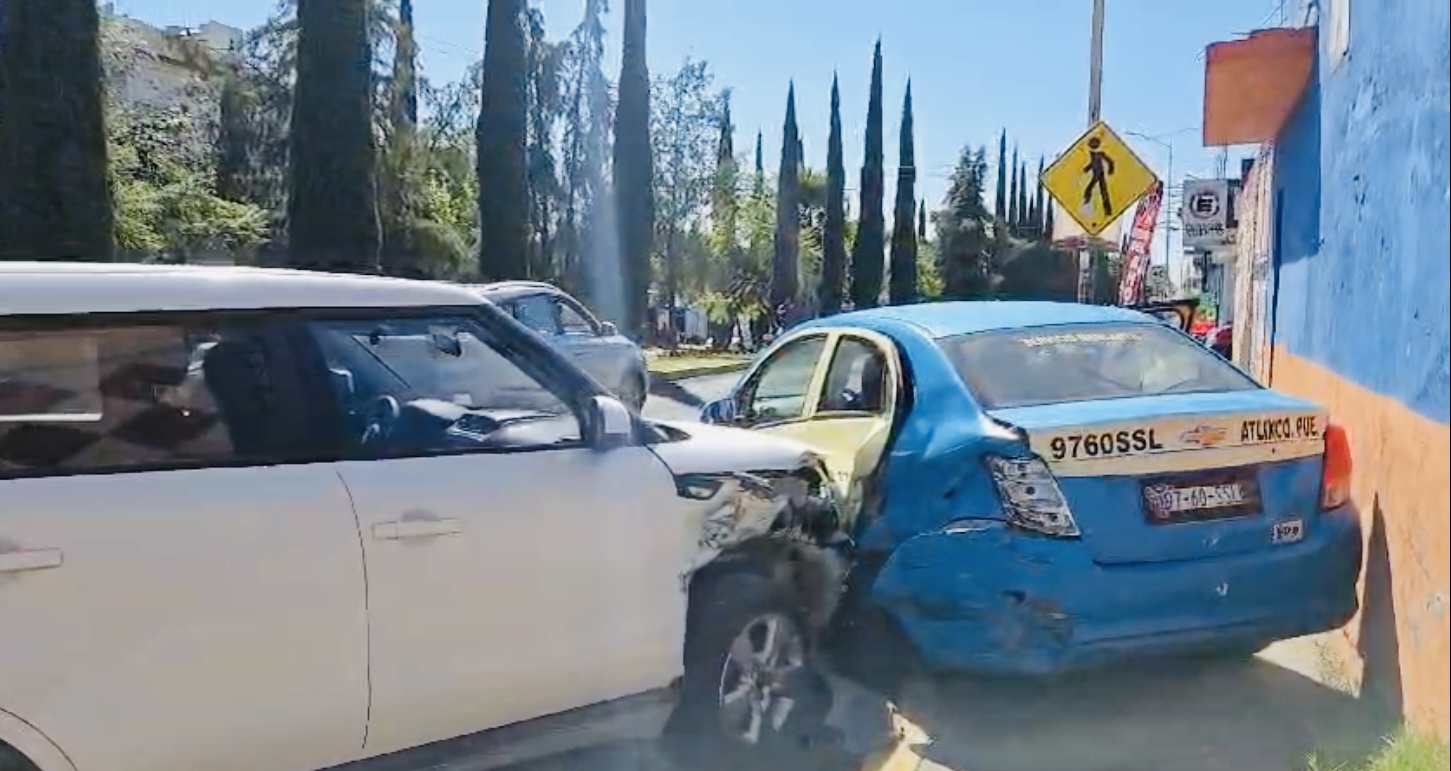 En Atlixco mujer estrella su camioneta contra taxi estacionado 