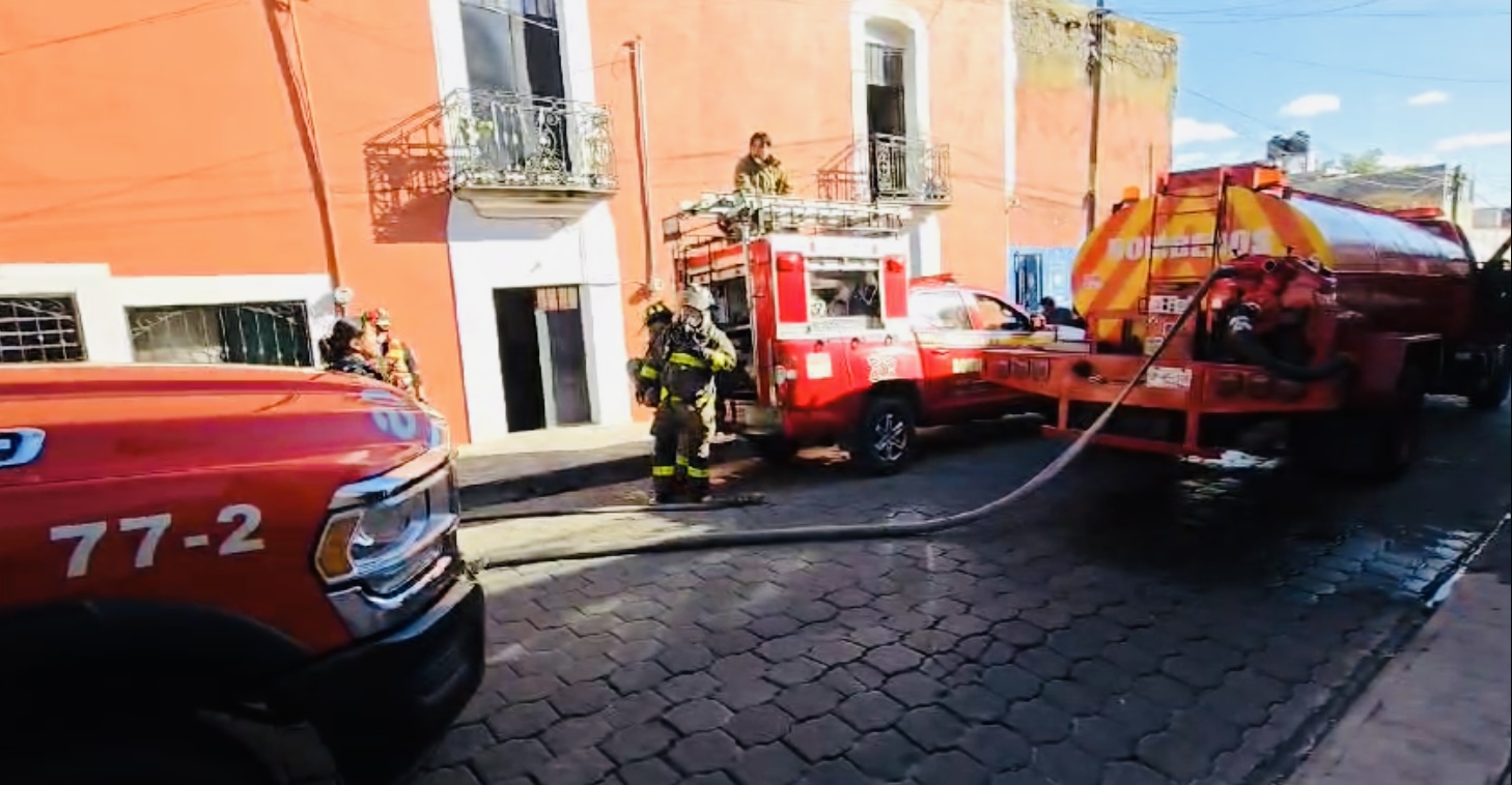 Se incendia casa en Atlixco por veladora olvidada