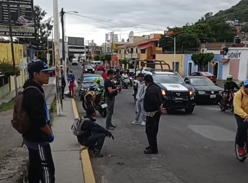 Identifican, atrapan y golpean a presunto ladrón de motos en Atlixco