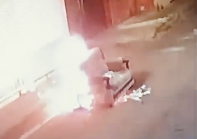 En Atlixco sacan sillón a la calle y transeúntes prenden fuego a la pieza 