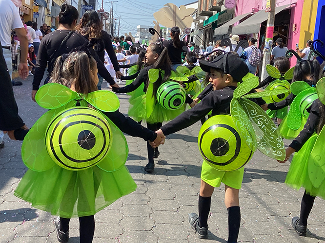Desborda alegría y magia el desfile de primavera en Atlixco