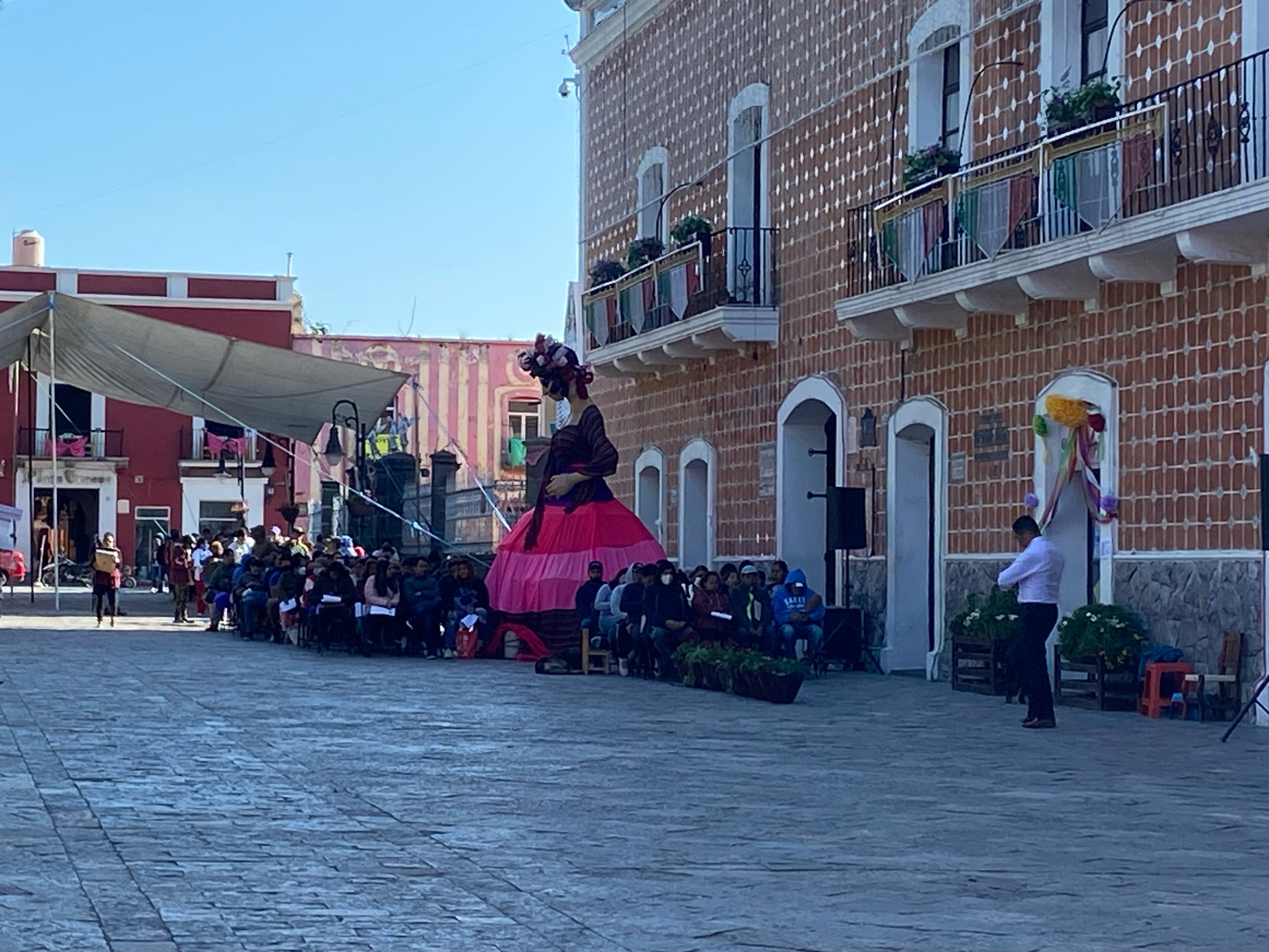 Madrugan en Atlixco para entrega de boletos del Atlixcáyotl en el Palacio Municipal