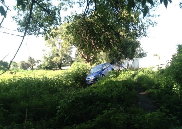 Abandonan dos autos particulares en colonia de Atlixco y ya los subastan en redes