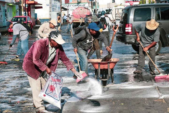 Después de 40 años y por Covid-19 lavan calles en tianguis de Atlixco