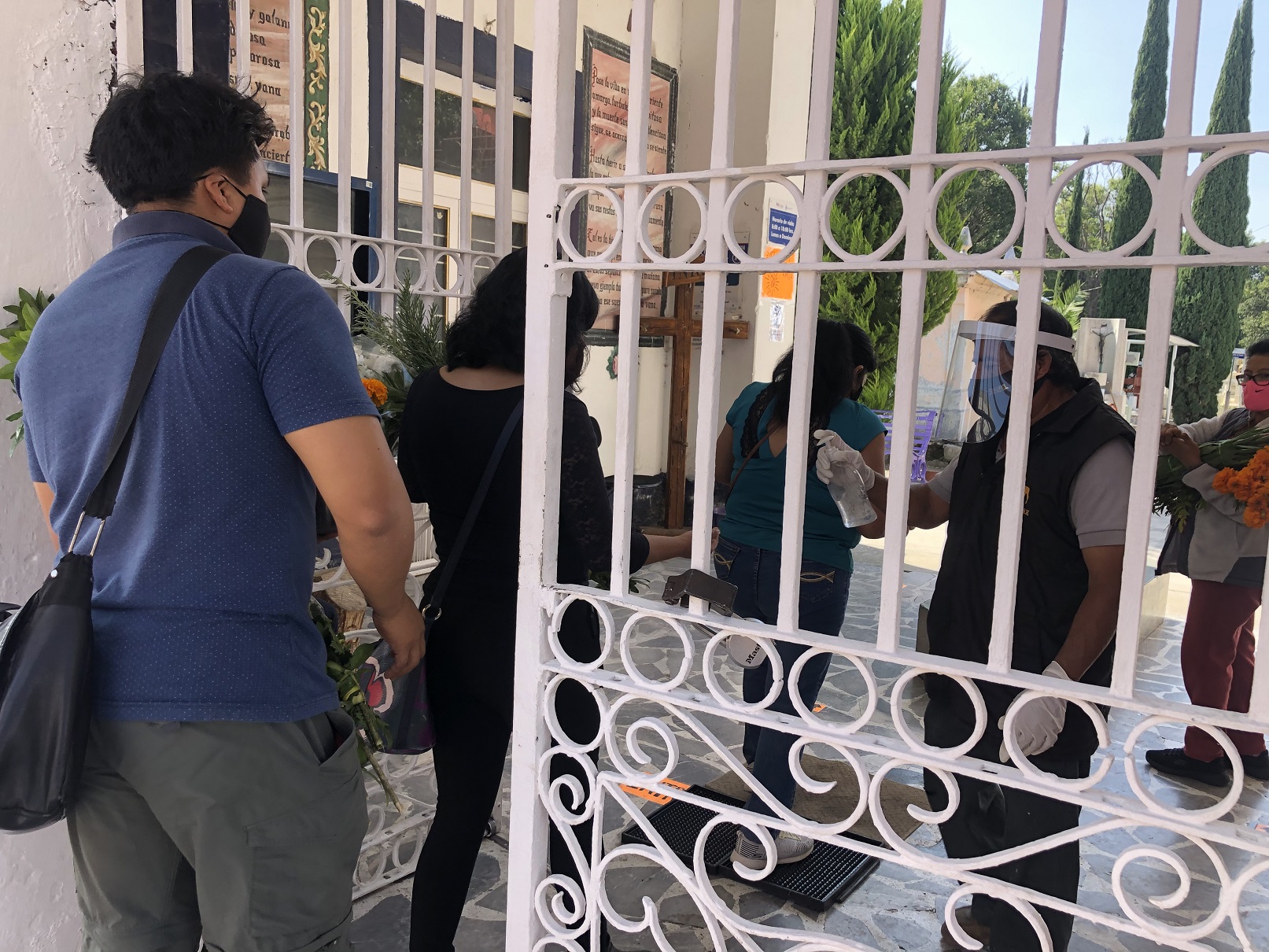 Hasta 200 personas visitan diariamente panteón de Atlixco