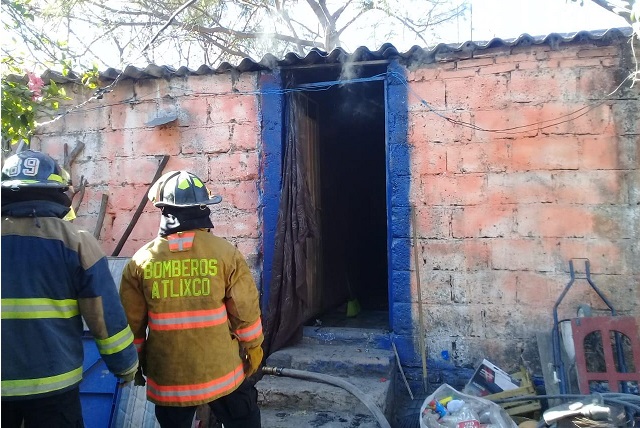 Incendio termina con la mitad de una casa en Atlixco
