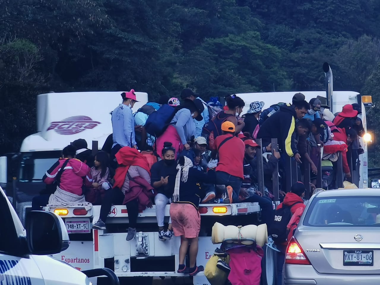 Cientos de migrantes cruzan el Triángulo Rojo a pie y camiones de carga