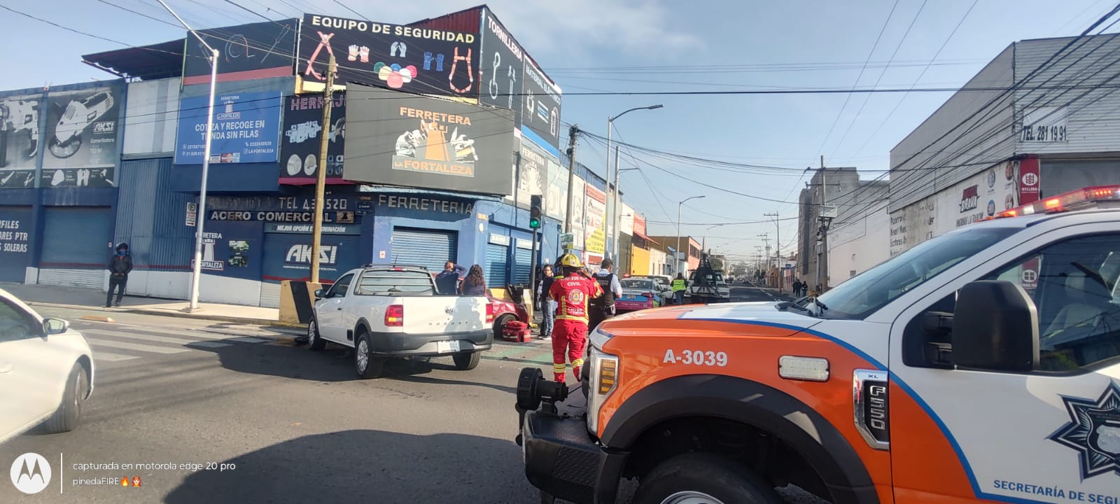 Deja dos lesionados y caos vehicular choque en la colonia Rivera de Santiago
