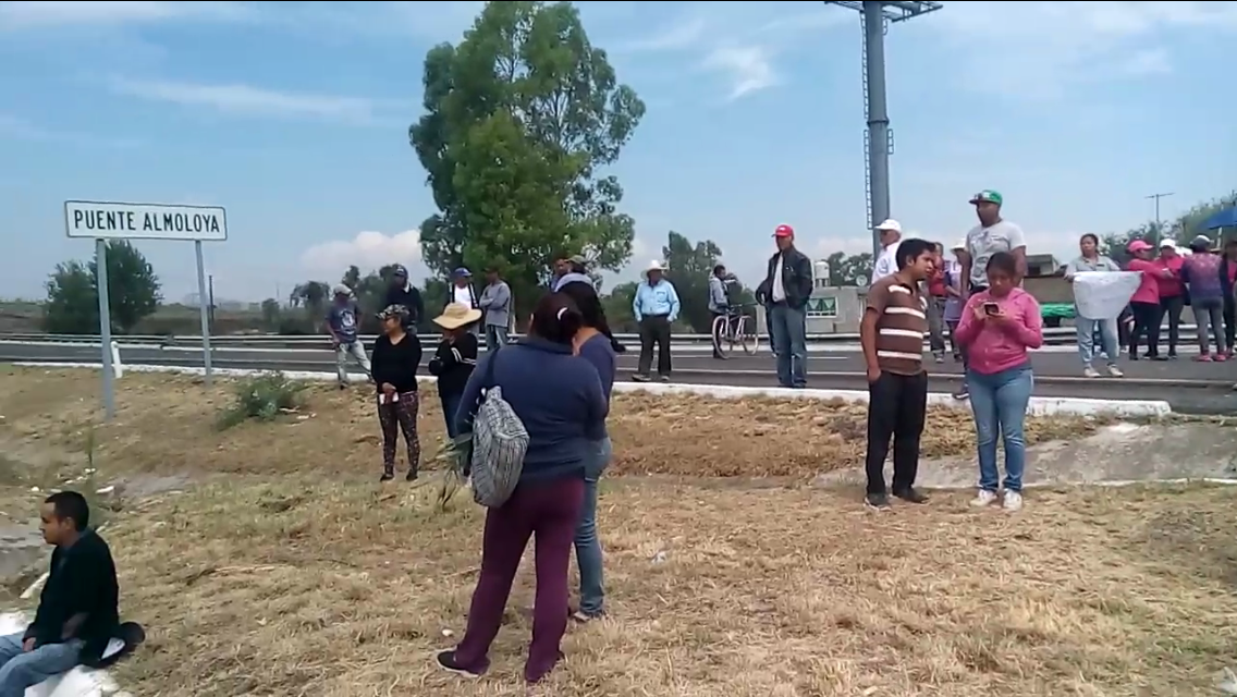 Genera caos bloqueo de la vía Atlixcáyotl