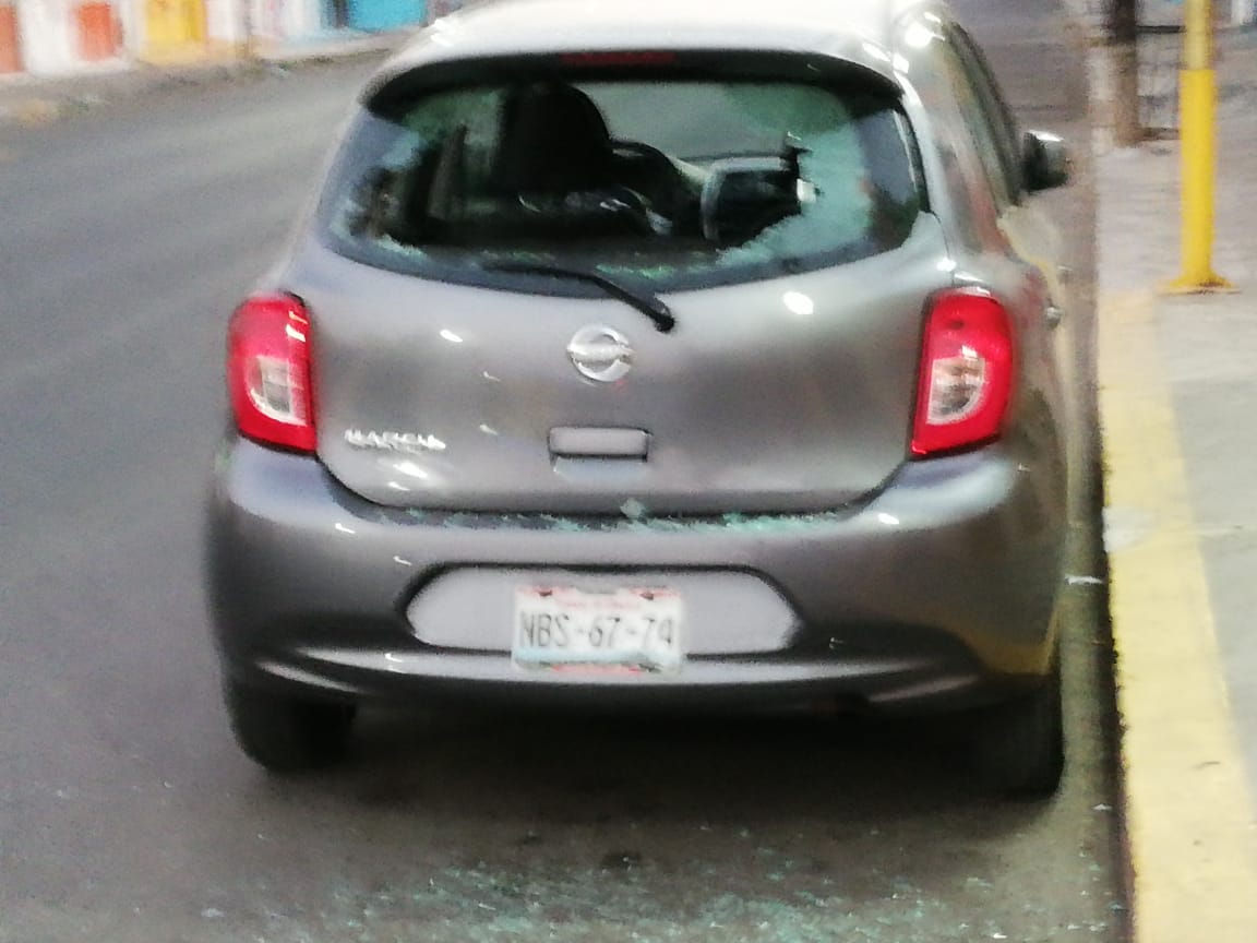 VIDEO Grupo de personas vandaliza autos en Atlixco