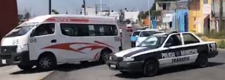 Bloquean transportistas vialidad contra autoridades de Atlixco