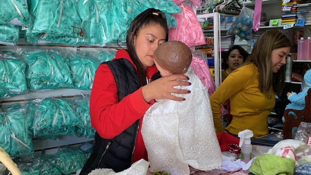 Vestir imagen del niño Dios, tradición que prevalece en familias de Serdán