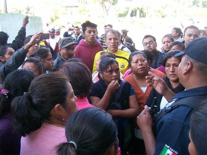 Zafarrancho entre policías y comerciantes frente a casa del edil de Tehuacán