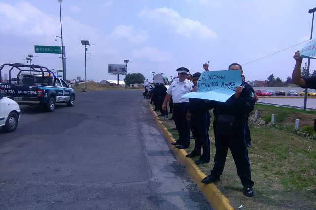 Con protesta, policías de Cholula exigen protección y libertad de compañero