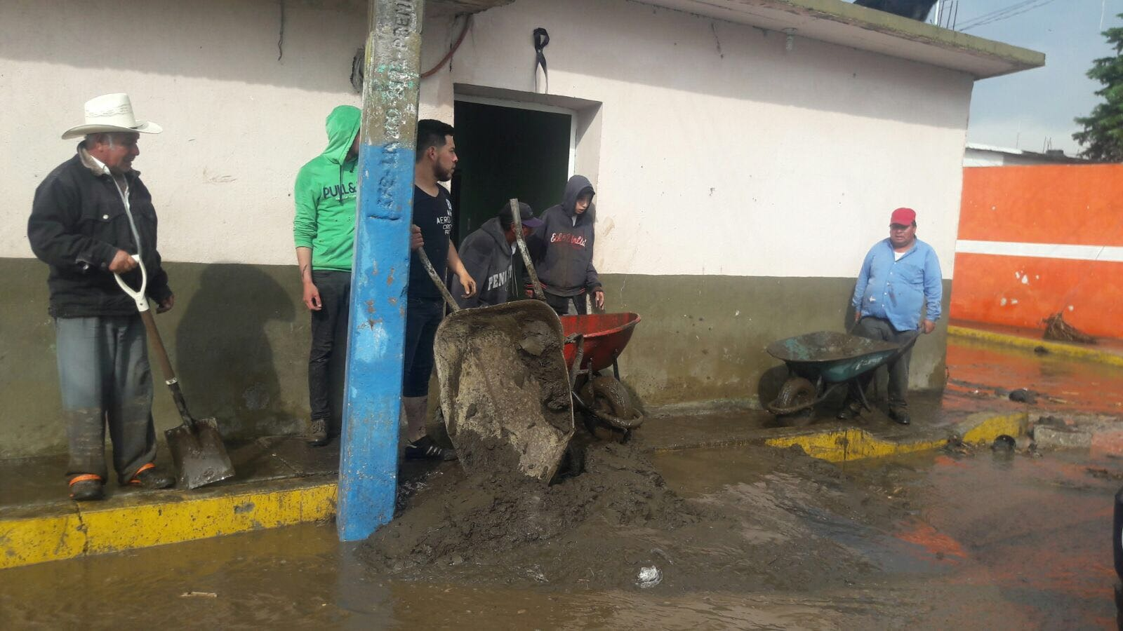 Tromba arrasa ganado e inundó escuelas y casas en Esperanza