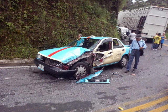 Tráiler provoca carambola en carretera El Mohón-Hueytamalco