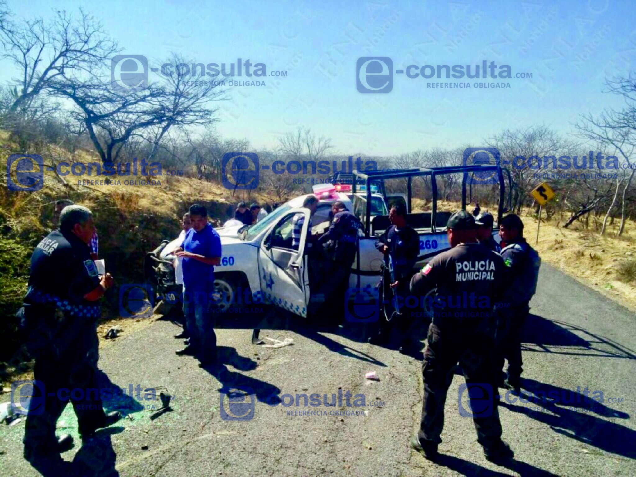 Volcadura de patrulla deja 3 policías auxiliares heridos en Ahuatlán