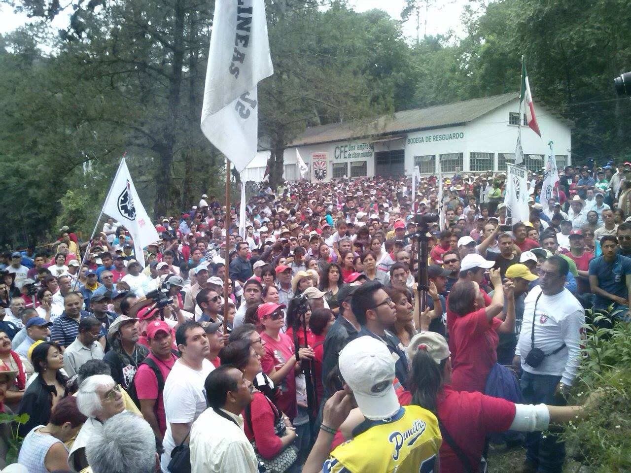 Toman trabajadores del SME las instalaciones de la hidroeléctrica Necaxa