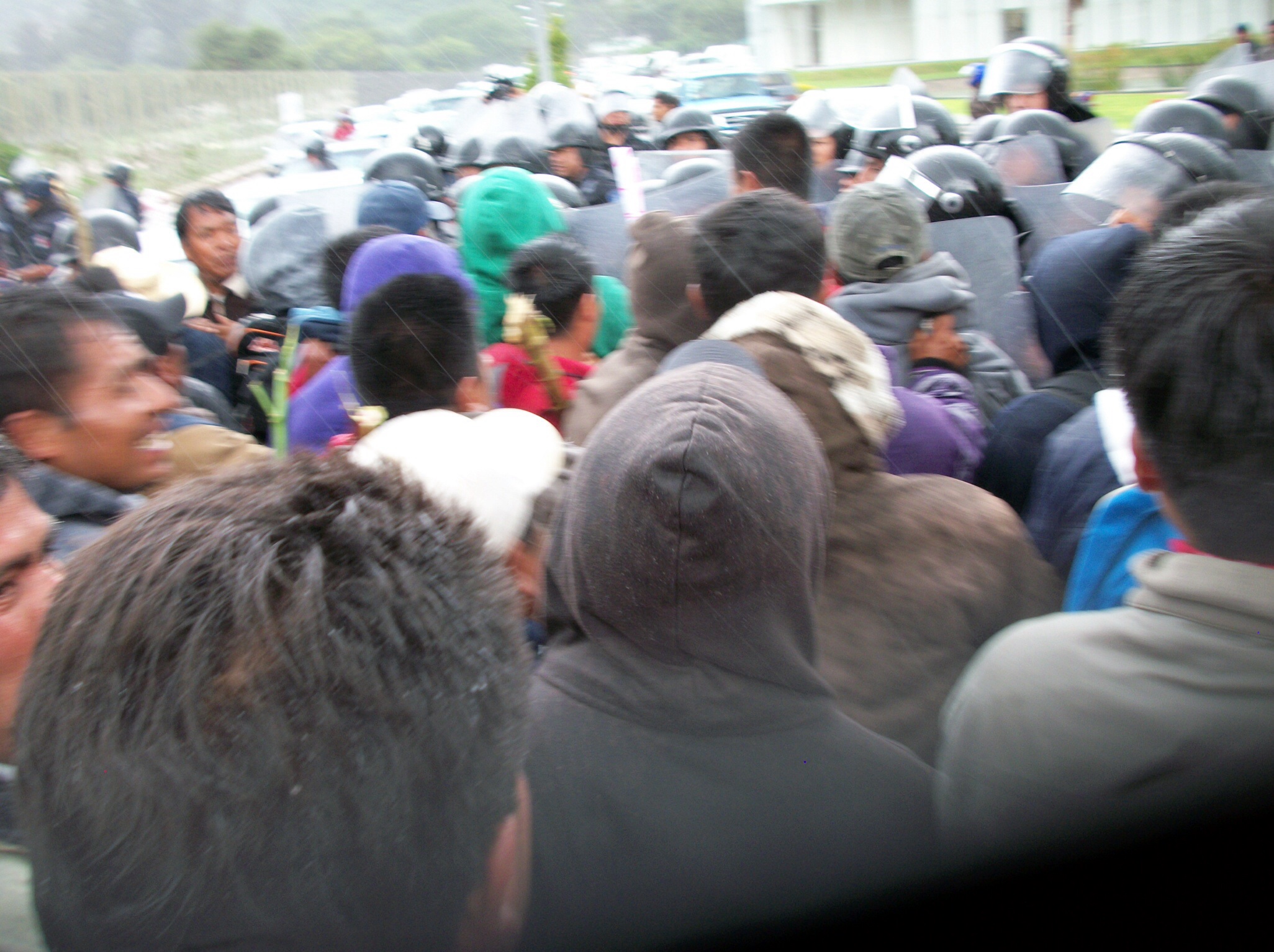 Violento desalojo deja seis detenidos y varios heridos en el CIS de Tehuacán