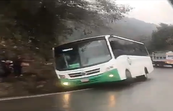 Heladas estuvieron a punto de volcar autobús en Teziutlán
