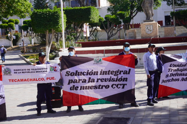 Se manifiestan en Tecamachalco sindicalizados de telefonistas