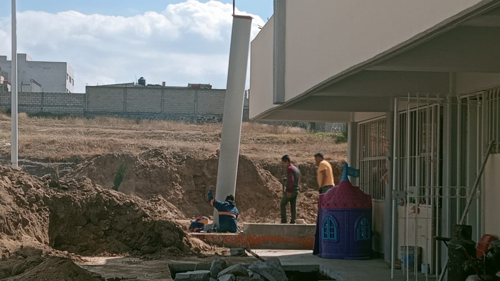 Construyen techado en primaria Antorchista en Puebla capital