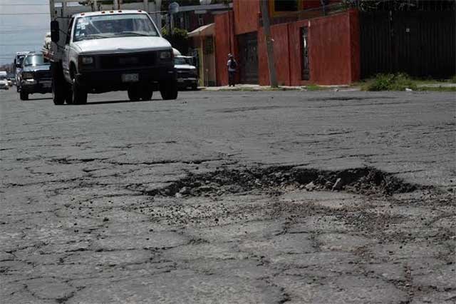 Baches invaden calles de Tecamachalco y elevan riesgo de accidentes