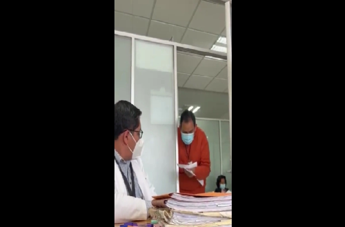 VIDEO Médico del ISSSTE Puebla humilla a trabajador