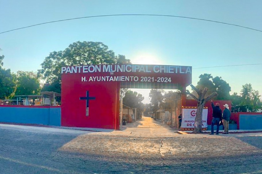 Rehabilitan fachada del panteón en Chietla  