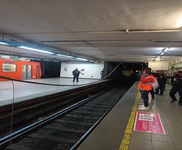 Cae cable en la estación Metro Salto del Agua