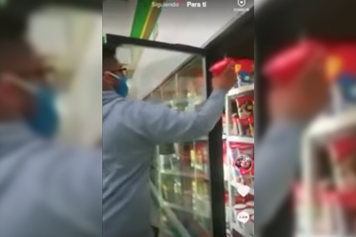 VIDEO Se quita el cubrebocas, prueba helado y lo regresa a refri en Aurrera