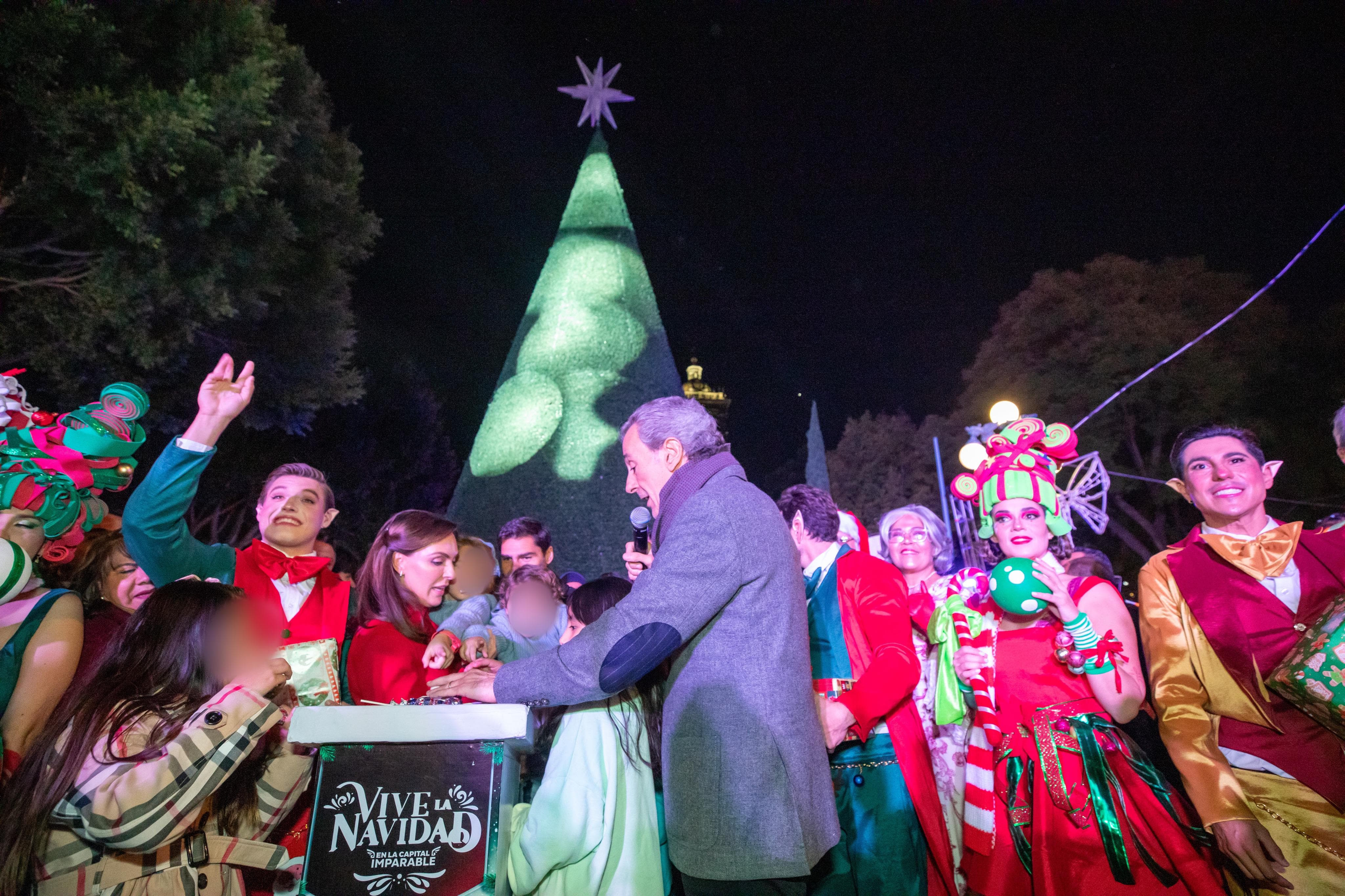 Pepe Chedraui encabezó encendido del Árbol de Navidad en el zócalo de Puebla