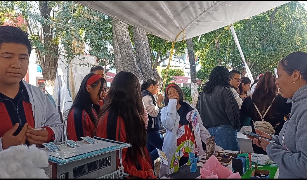 Alumnos de secundaria en Texmelucan presentan proyectos en favor del medio ambiente