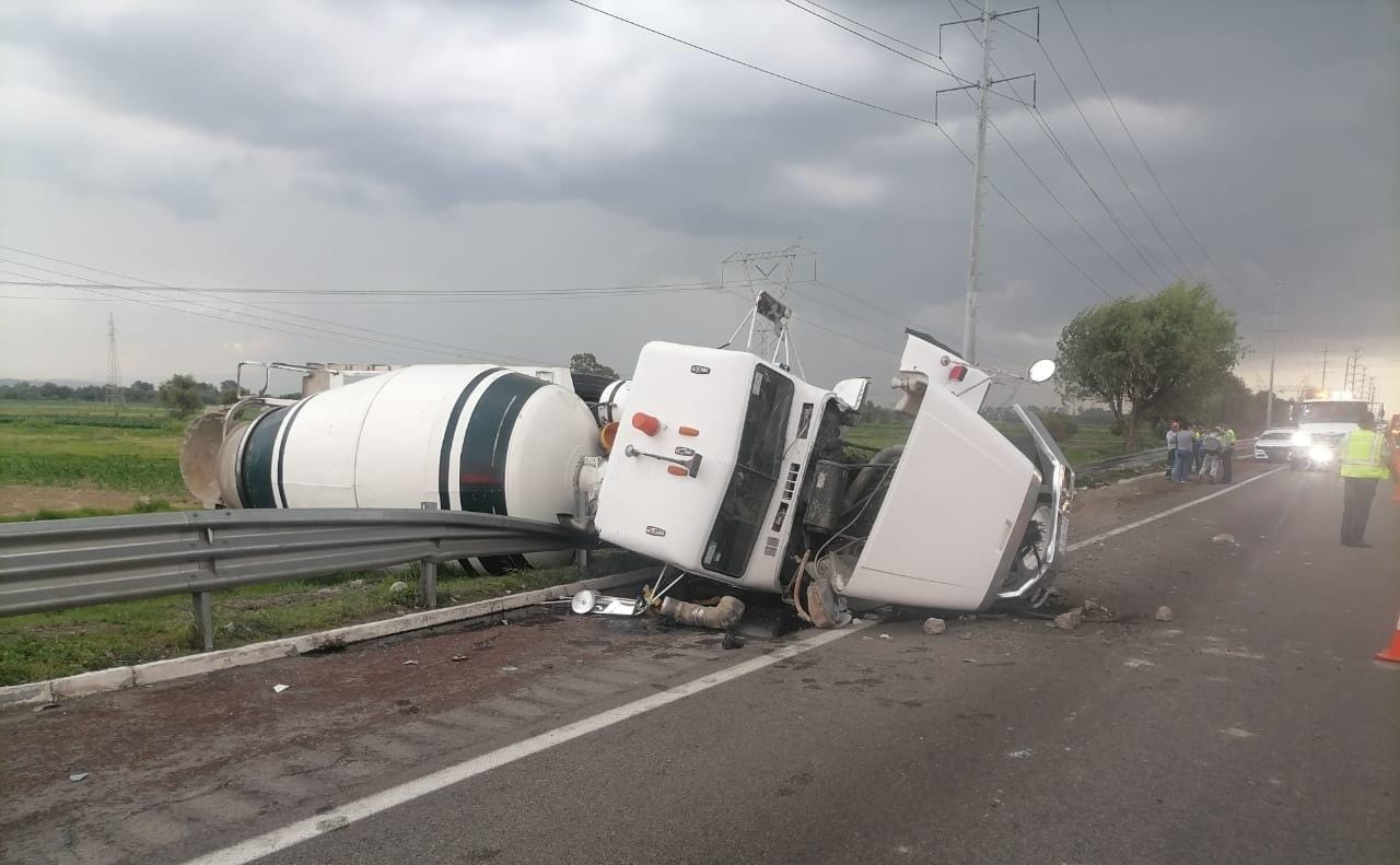 Vuelca revolvedora en la México-Puebla a la altura de Huejotzingo