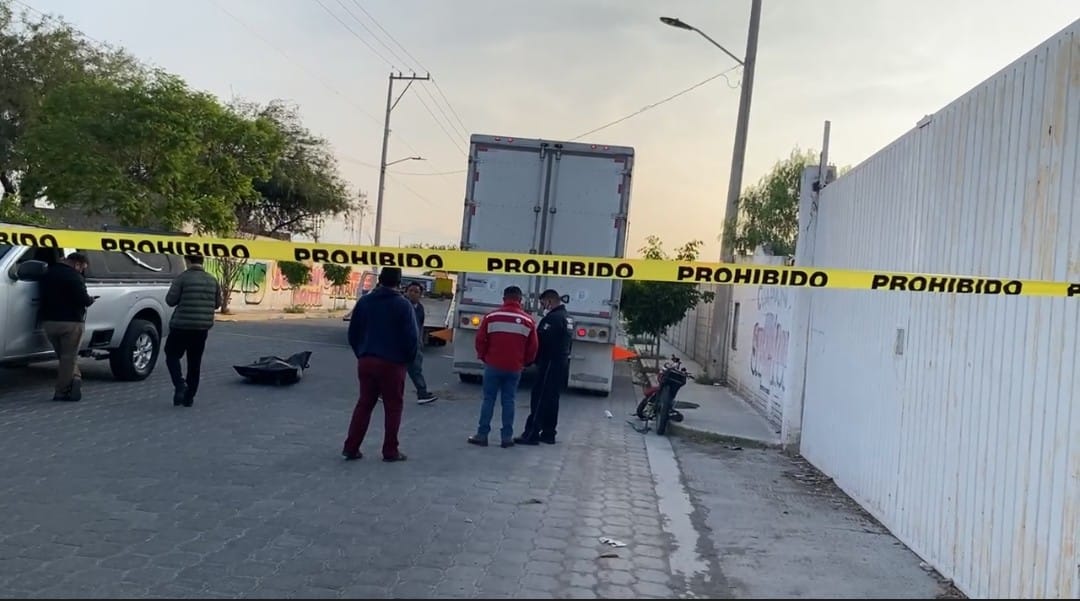Muere motociclista al impactarse contra un tracto camión estacionado en Tehuacán